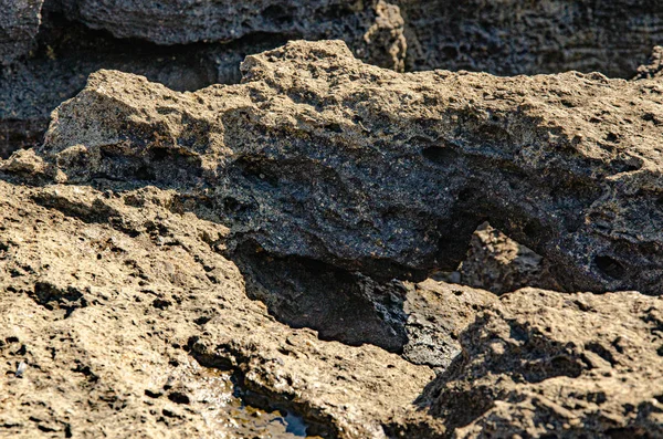 海のそばの岩の背景 — ストック写真