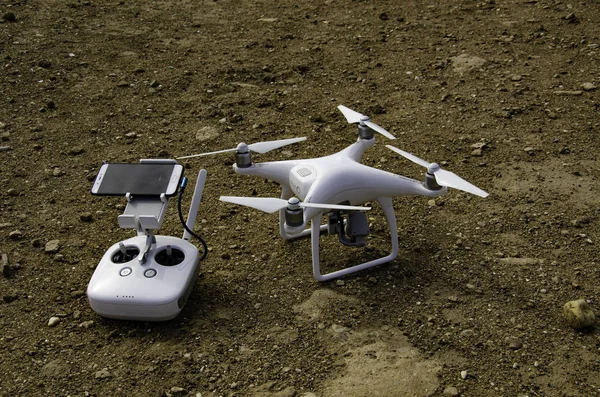 Quadrocopter Drone Avec Panneau Commande Dresse Sur Sol Sur Fond — Photo