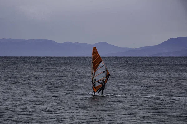 Man Vindsurfing Rusar Längs Ytan Havet — Stockfoto