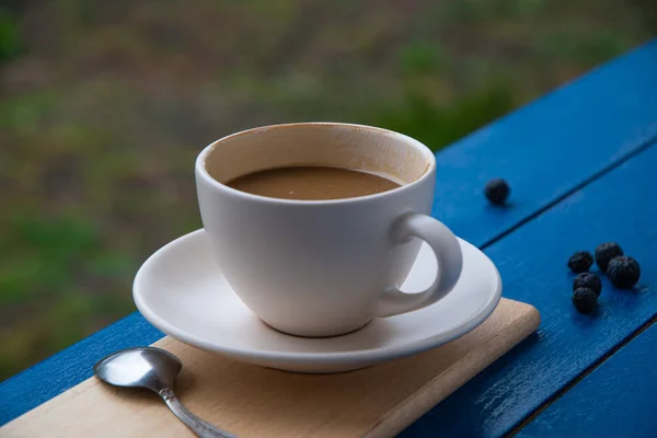Eine Tasse Kaffee Mit Milch Auf Einem Tisch Garten — Stockfoto