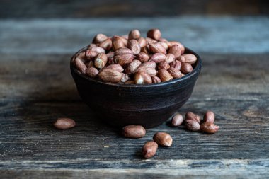 Tahta tahtalardaki seramik kasede fındık, fıstık..