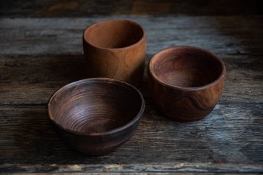 Tabaklar, seramik, ahşap fincanlar ahşap meşe masasında yeşil çay için. Gerçek köy yemekleri. Wabi Sabi.