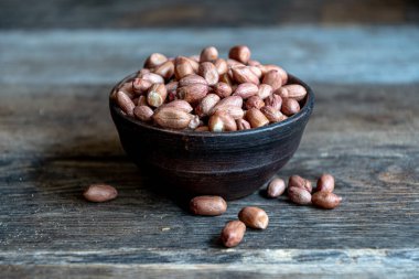 Tahta tahtalardaki seramik kasede fındık, fıstık..