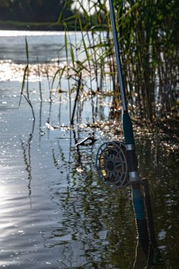 Nehir kıyısındaki eski bir Sovyet makarasıyla dönüyor. Balıkçılık.