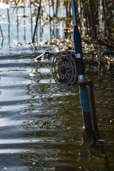 Girando Con Viejo Carrete Soviético Orilla Del Río Pesca —  Fotos de Stock