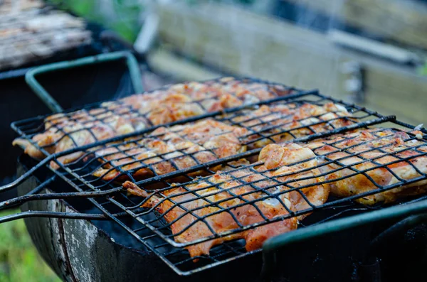 Grillen Freien Hühnerfleisch Wird Auf Kohlen Rauch Gekocht — Stockfoto