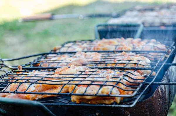Buiten Barbecue Kip Vlees Wordt Gekookt Kolen Rook — Stockfoto