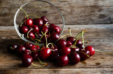 Tahtaya serpilmiş cam kirazlar..