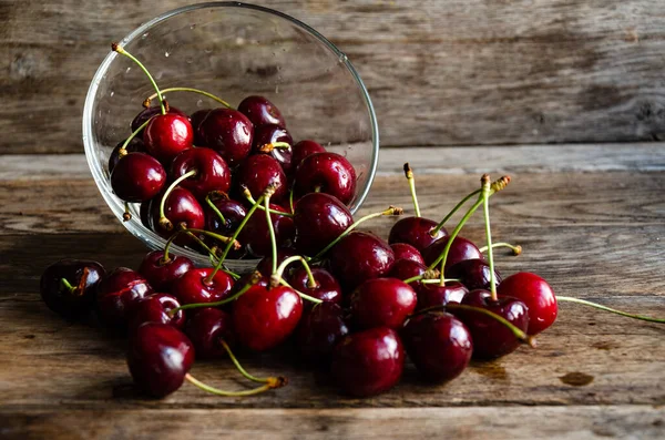 Tahtaya serpilmiş cam kirazlar..