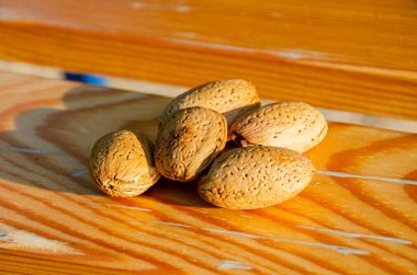 Tahta bir masada kabuklu badem yemek..