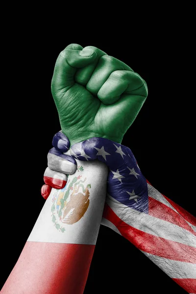 Amerikaanse Mexico Fist Geschilderd Kleuren Van Mexico Vlag Vlag Van — Stockfoto