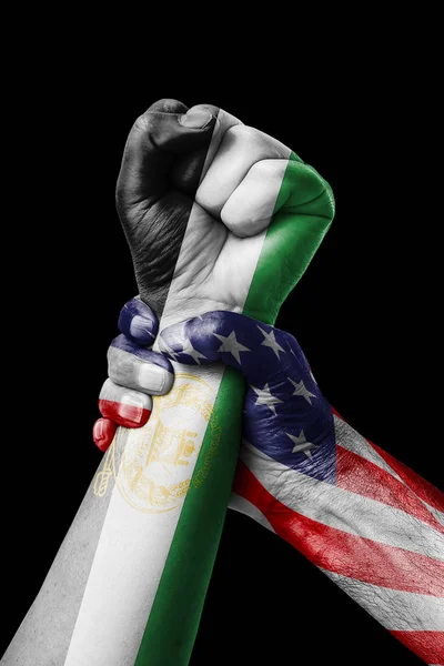 美国对阿富汗 拳头画在阿富汗国旗 拳头旗子 阿富汗国家的颜色 — 图库照片
