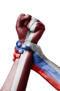 Rusya Vs Letonya, yumruk Letonya bayrağı, yumruk bayrak, Letonya ülke renklerde boyanmış.