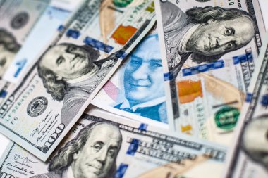 Yakın çekim Türk bir yüz Lirası ve bize bir yüz dolarlık banknot.