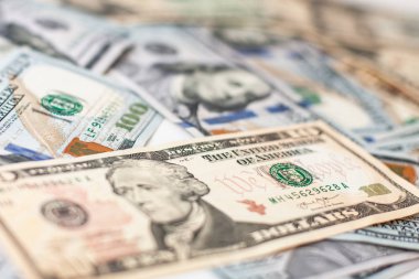 Yüz ABD banknotlar Başkan portreleri ile yığını. Nakit yüz doları kambiyo Doları arka plan görüntüsü yüksek çözünürlüklü