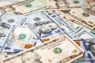 Yüz ABD banknotlar Başkan portreleri ile yığını. Nakit yüz doları kambiyo Doları arka plan görüntüsü yüksek çözünürlüklü