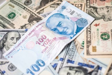Yakın çekim Türk bir yüz Lirası ve bize bir yüz dolarlık banknot.