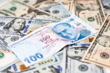 Yakın çekim Türk bir yüz Lirası ve bize bir yüz dolarlık banknot.