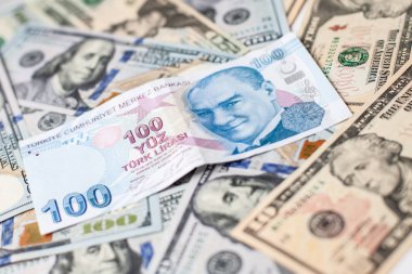 Yakın çekim Türk bir yüz Lirası ve bize bir yüz dolarlık banknot.