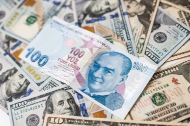 Yakın çekim Türk bir yüz Lirası ve bize bir yüz dolarlık banknot.
