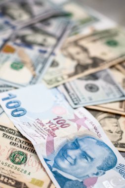 Yakın çekim Türk bir yüz Lirası ve bize bir yüz dolarlık banknot.
