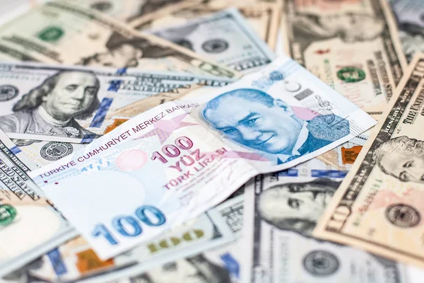 Yakın çekim Türk bir yüz Lirası ve bize bir yüz dolarlık banknot.