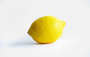 beyaz arkaplanda limon