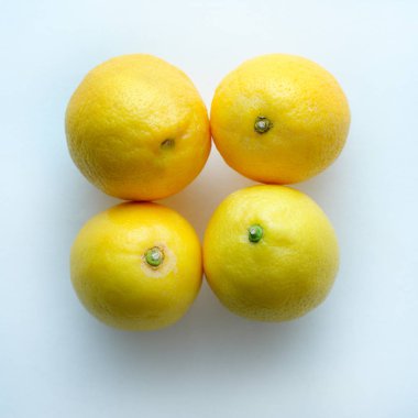 beyaz arkaplanda limon