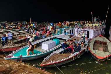 Varanasi, Hindistan - 11 Aralık 2017. Dasashvamedh Ghat Ganga Aarti töreninde.