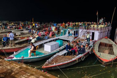 Varanasi, Hindistan - 11 Aralık 2017. Dasashvamedh Ghat Ganga Aarti töreninde.