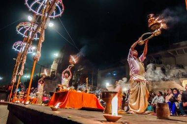 Varanasi, Hindistan - 11 Aralık 2017. Dasashvamedh Ghat Ganga Aarti töreninde.