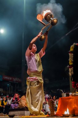 Varanasi, Hindistan - 11 Aralık 2017. Dasashvamedh Ghat Ganga Aarti töreninde.