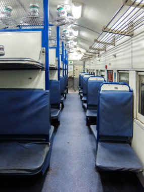 Hintli yolcu trenin iç. Yeni genel koç.