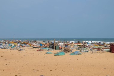 Chennai, Hindistan - 24 Aralık 2017. Balıkçı tekneleri sahilde Chennai.