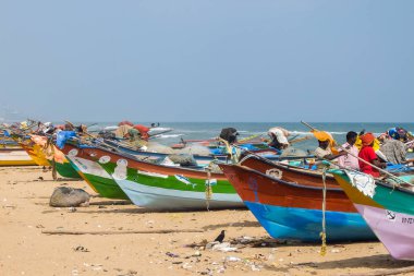 Chennai, Hindistan - 24 Aralık 2017. Balıkçı tekneleri sahilde Chennai.