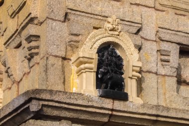 Sri Chamundeshwari Tapınağı, Mysore, Hindistan yakınındaki Chamundi tepelerde bulunan görünümünü.
