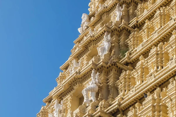Mysore, Hindistan. Sri Chamundeshwari Tapınağı, Mysore yakınındaki Chamundi tepelerde bulunan görünümünü.