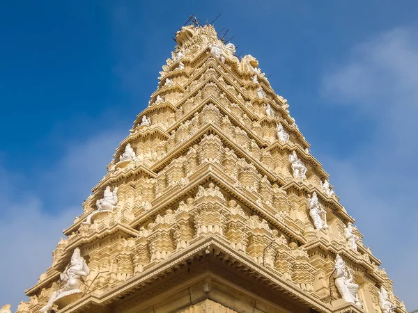 Mysore, Hindistan. Sri Chamundeshwari Tapınağı, Mysore yakınındaki Chamundi tepelerde bulunan görünümünü.