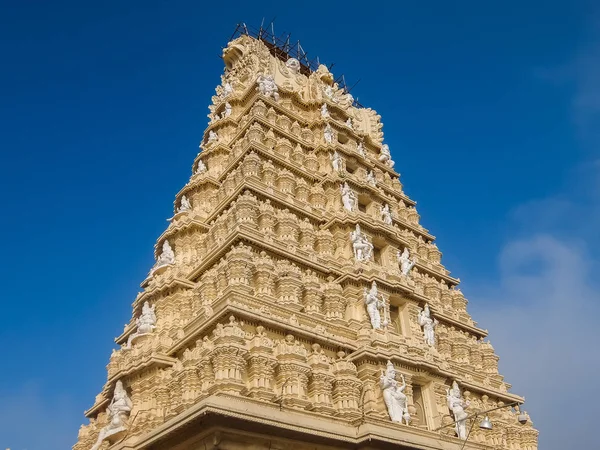 Mysore, Hindistan. Sri Chamundeshwari Tapınağı, Mysore yakınındaki Chamundi tepelerde bulunan görünümünü.