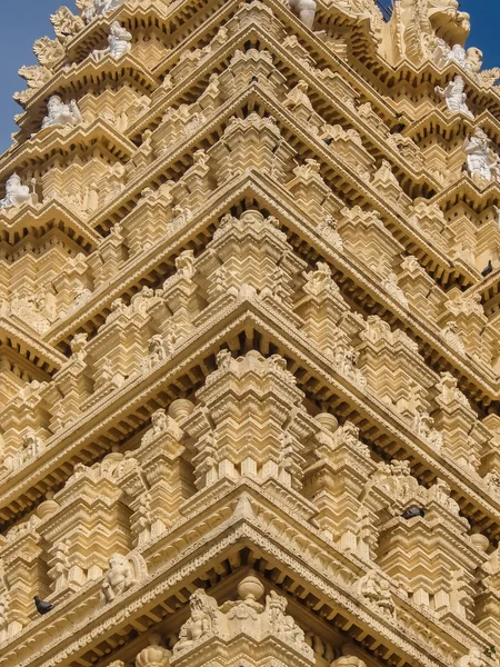 Sri Chamundeshwari Tapınağı, Mysore, Hindistan yakınındaki Chamundi tepelerde bulunan görünümünü.