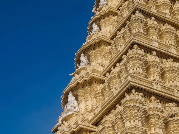 Sri Chamundeshwari Tapınağı, Mysore, Hindistan yakınındaki Chamundi tepelerde bulunan görünümünü.