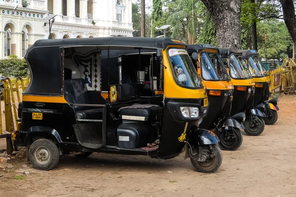 Mysore, Hindistan - Aralık, 25, 2017. Çekçek taksi durağı Mysore, Hindistan görünümünü.