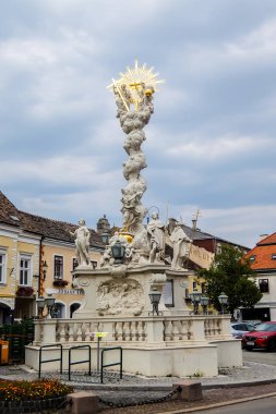 Mödling, Lower Austria, Avusturya - yaklaşık Ağustos 2017. Anıt yakınındaki parish Kilisesi, St. Othmar.