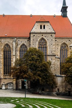 Mödling, Lower Austria, Avusturya - yaklaşık Ağustos 2017. Parish Kilisesi St. Othmar geç yaz aylarında.