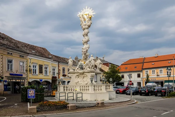 Mödling, Lower Austria, Avusturya - yaklaşık Ağustos 2017. Anıt yakınındaki parish Kilisesi, St. Othmar.