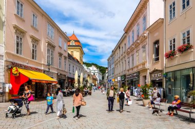 Linz, Avusturya - 12 Ağustos 2017. İnsanlar ana kare Hauptplatz üzerinde yürüme ile sokak görünümü.