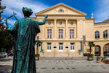 Baden, Wien - 12 Ağustos 2017. Görünümü bir heykel ve Baden Şehir Tiyatrosu Theaterplatz kare.