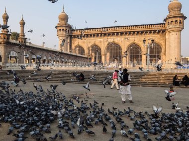Hyderabad, Hindistan - Ocak, 4, 2018. Mekke Mescidi, Hyderabad, Hindistan ünlü bir anıt önünde güvercinler.