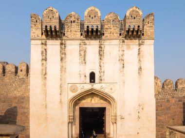 Golkonda Kalesi ve kale Güney Hindistan'da ve Qutb şahi Hanedanı Ortaçağ Sultanlığı'nın başkentiydi, Hyderabad yer alan 11 kilometre batısındadır.