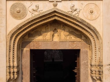 Golkonda Kalesi ve kale Güney Hindistan'da ve Qutb şahi Hanedanı Ortaçağ Sultanlığı'nın başkentiydi, Hyderabad yer alan 11 kilometre batısındadır.
